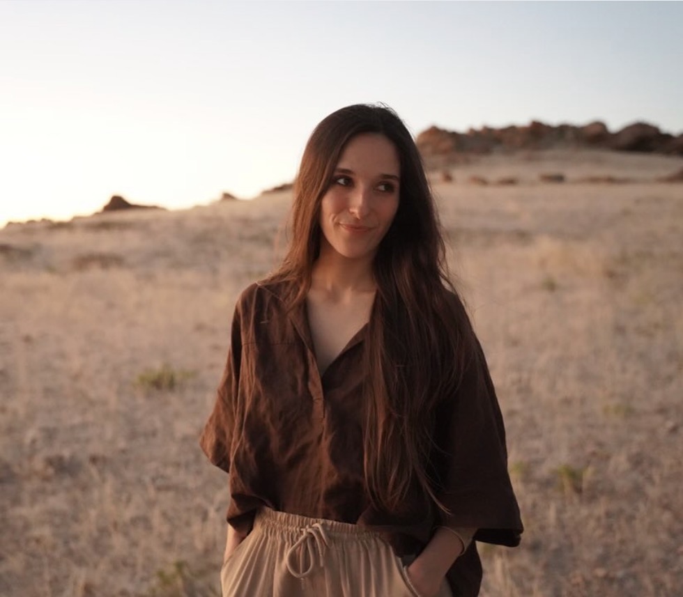 ⭐⭐⭐⭐⭐<br><br><span style="color:#EABE3F; font-size:40px; font-family:serif; line-height:10px;">“</span>Según van pasando los días, siento más agradecimiento y felicidad. Será porque me hago más consciente de todo lo vivido… siento como se va posando en mi memoria, y sobre todo, en mi corazón. Quería daros las gracias, por esta experiencia tan especial. Por lo mucho que habéis trabajado por construir algo increíble, tan… real. Me alegro mucho de haberos conocido, de verdad. Siento que este viaje es un antes y después en muchos aspectos de mi vida<span style="color:#EABE3F; font-size:40px; font-family:serif; line-height:10px;">”</span>