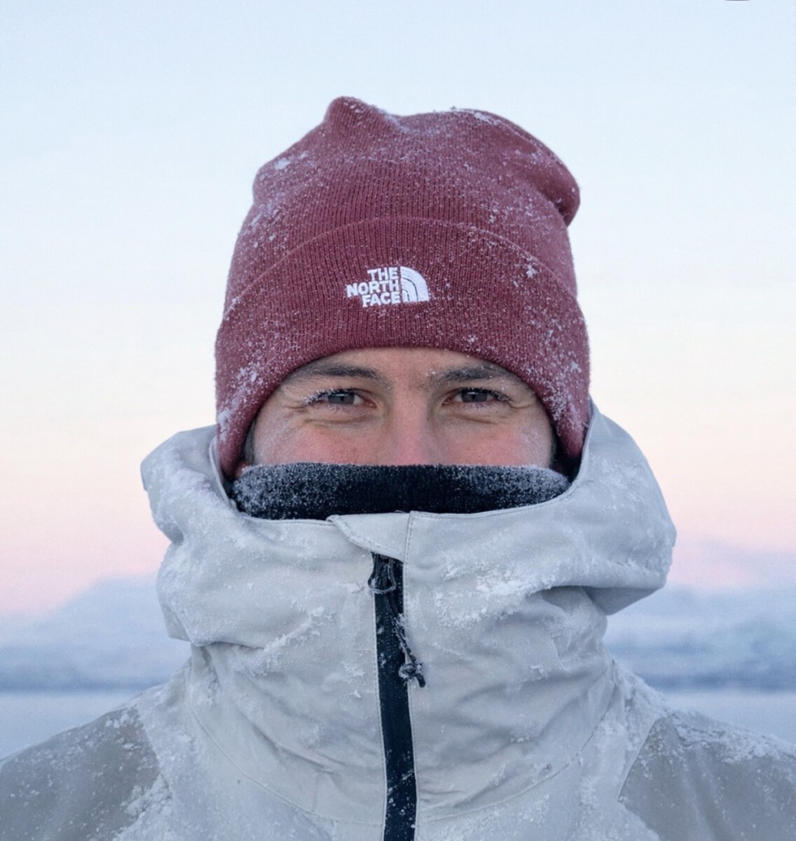 ⭐⭐⭐⭐⭐<br><br><span style="color:#EABE3F; font-size:40px; font-family:serif; line-height:10px;">“</span>No tengo palabras... Solo puedo dar las gracias a Spot Explorers por hacerme cumplir 4 puntos de La Lista en Namibia. Una aventura real, nada turística. De esas que ya casi no existen. Lugares salvajes, secretos, auténticos. Y gente como Pablo y Bianca, que lo dan todo para que vivas algo único. Vale mucho la pena<span style="color:#EABE3F; font-size:40px; font-family:serif; line-height:10px;">”</span>