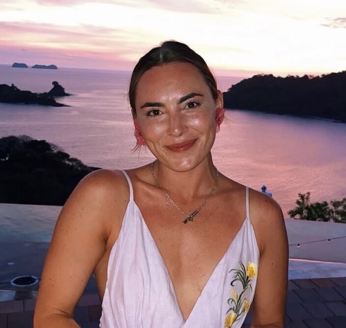 ⭐⭐⭐⭐⭐<br><br><span style="color:#EABE3F; font-size:40px; font-family:serif; line-height:10px;">“</span>Viajar con Spot Explorers es jugar en otra liga. Tenía dudas sobre ir a un destino tan salvaje sola, pero la logística y el cuidado de Pablo me hicieron sentir segura desde el primer minuto. ¡Repetiré seguro!<span style="color:#EABE3F; font-size:40px; font-family:serif; line-height:10px;">”</span>